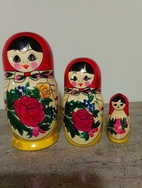 Hand-Painted Matryoshka Nesting Doll Set - Red & Yellow